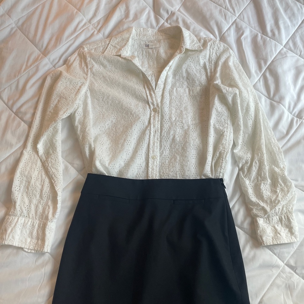 GAP women’s perfect shirt long sleeve white eyelet M